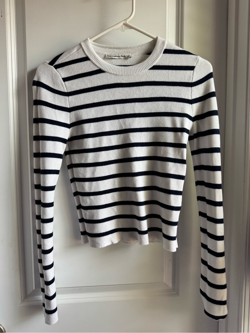 Abercrombie & Fitch White and Black Striped Crewneck Sweater